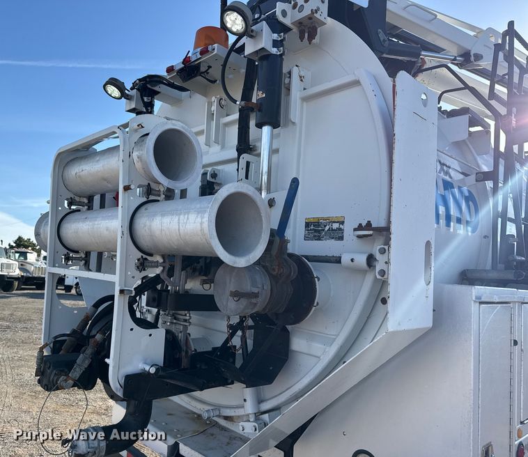 image for item EG1736 2013 Peterbilt 367 vacuum truck