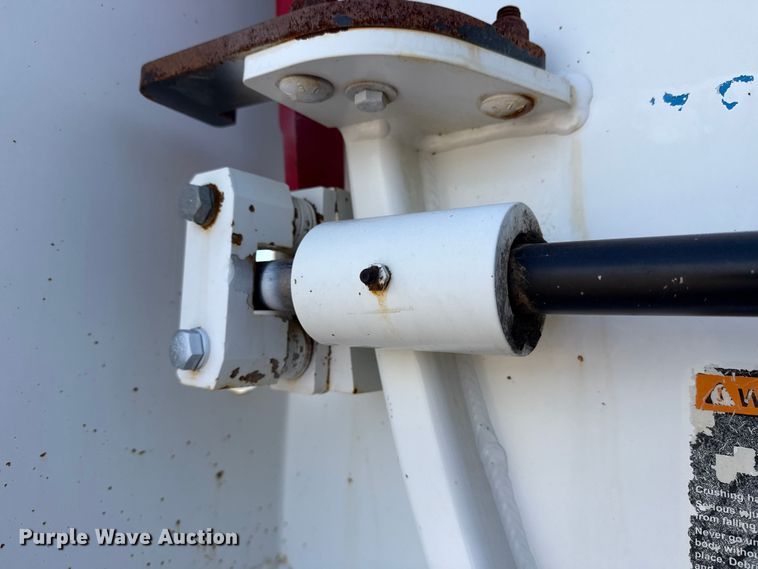 image for item EG1736 2013 Peterbilt 367 vacuum truck