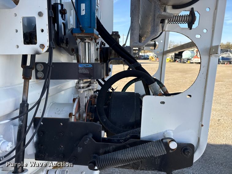 image for item EG1736 2013 Peterbilt 367 vacuum truck