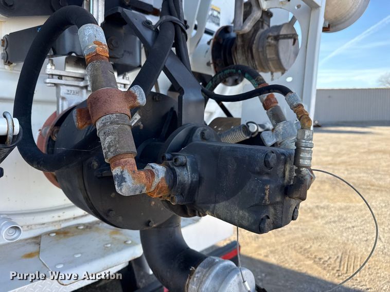 image for item EG1736 2013 Peterbilt 367 vacuum truck