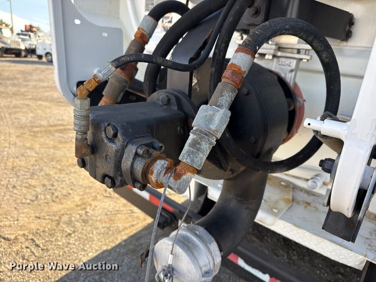 image for item EG1736 2013 Peterbilt 367 vacuum truck