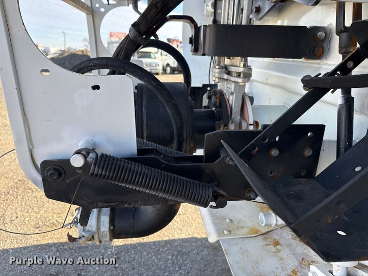 image for item EG1736 2013 Peterbilt 367 vacuum truck