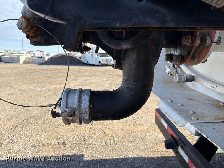 image for item EG1736 2013 Peterbilt 367 vacuum truck