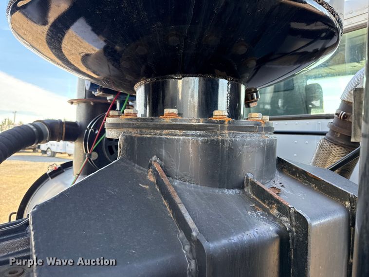 image for item EG1736 2013 Peterbilt 367 vacuum truck