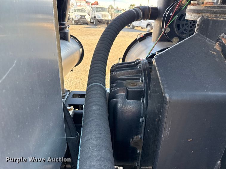 image for item EG1736 2013 Peterbilt 367 vacuum truck