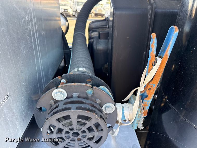 image for item EG1736 2013 Peterbilt 367 vacuum truck