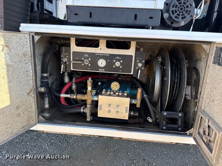 image for item EG1736 2013 Peterbilt 367 vacuum truck