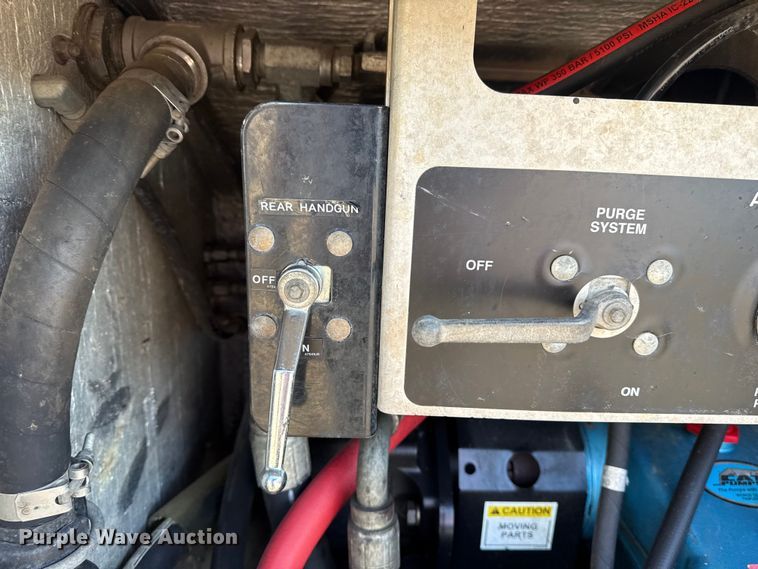 image for item EG1736 2013 Peterbilt 367 vacuum truck