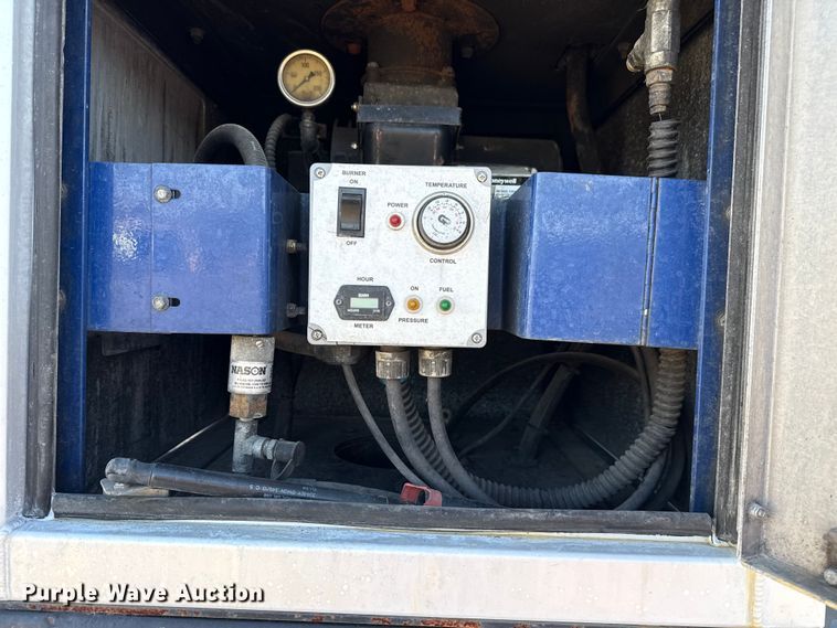 image for item EG1736 2013 Peterbilt 367 vacuum truck