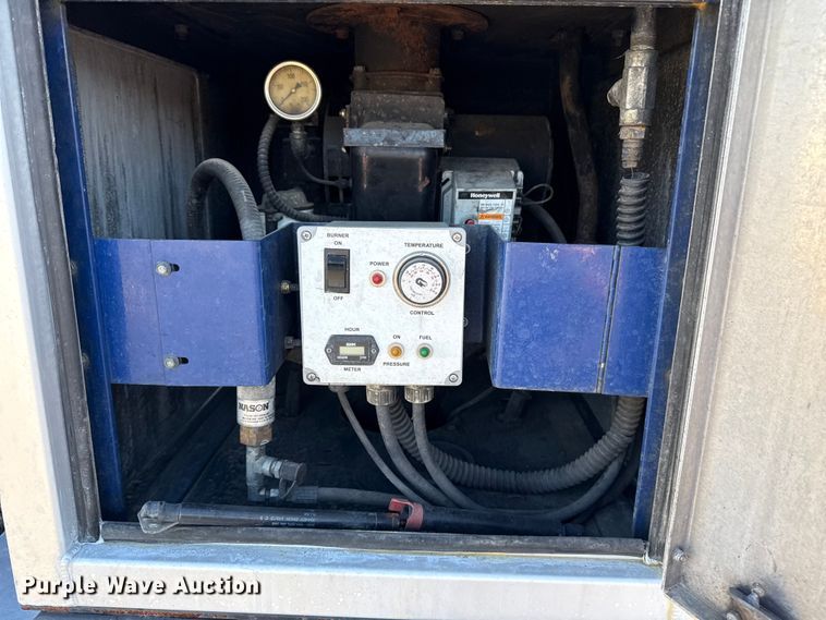 image for item EG1736 2013 Peterbilt 367 vacuum truck