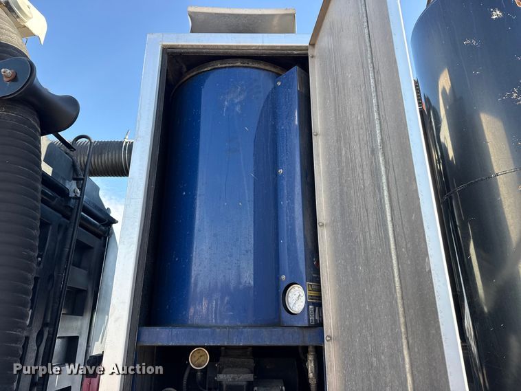 image for item EG1736 2013 Peterbilt 367 vacuum truck