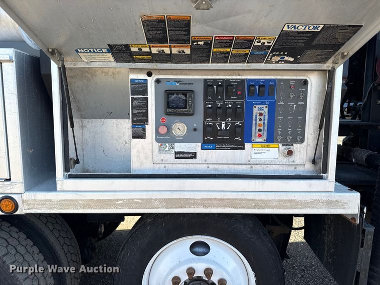 image for item EG1736 2013 Peterbilt 367 vacuum truck