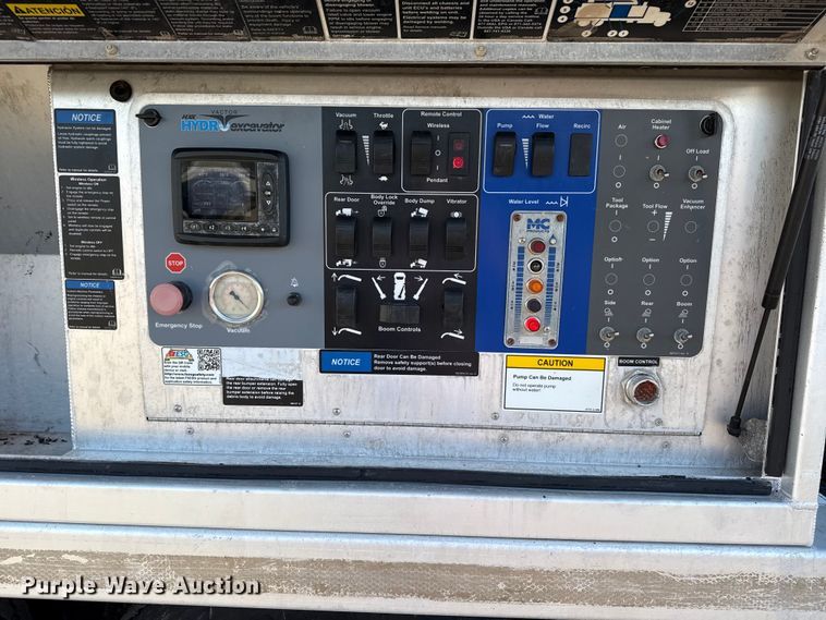 image for item EG1736 2013 Peterbilt 367 vacuum truck