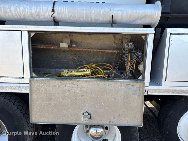 image for item EG1736 2013 Peterbilt 367 vacuum truck