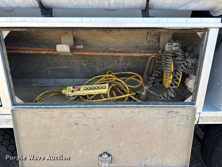 image for item EG1736 2013 Peterbilt 367 vacuum truck