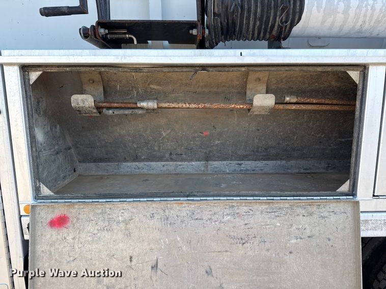 image for item EG1736 2013 Peterbilt 367 vacuum truck