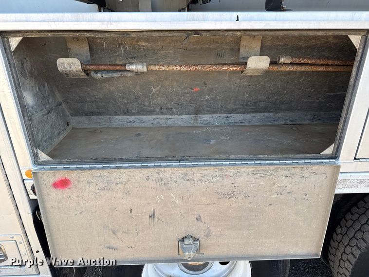 image for item EG1736 2013 Peterbilt 367 vacuum truck