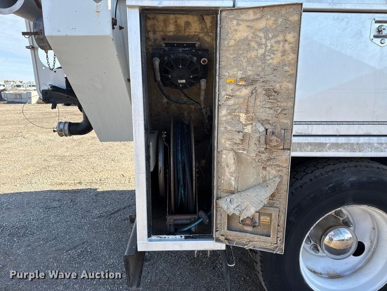 image for item EG1736 2013 Peterbilt 367 vacuum truck