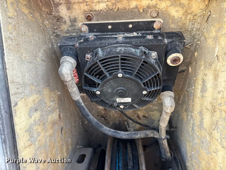 image for item EG1736 2013 Peterbilt 367 vacuum truck