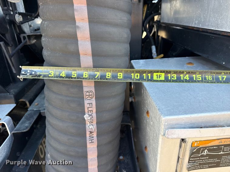 image for item EG1736 2013 Peterbilt 367 vacuum truck