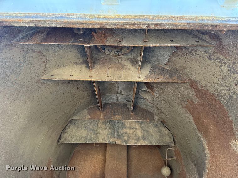 image for item EG1736 2013 Peterbilt 367 vacuum truck