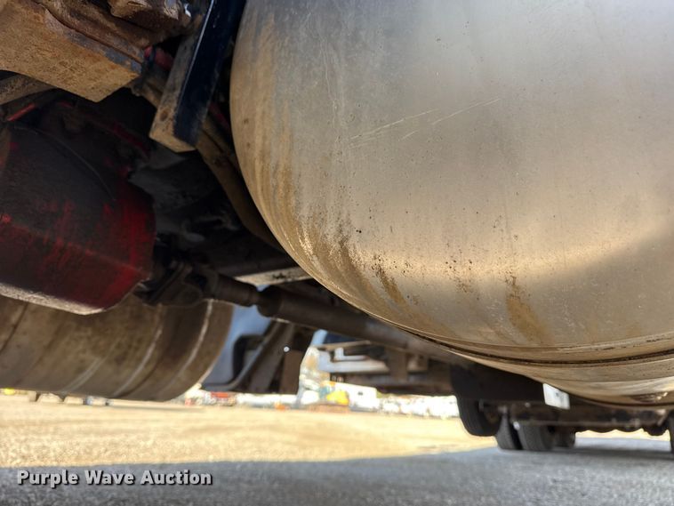 image for item EG1736 2013 Peterbilt 367 vacuum truck