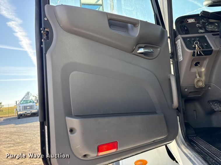 image for item EG1736 2013 Peterbilt 367 vacuum truck