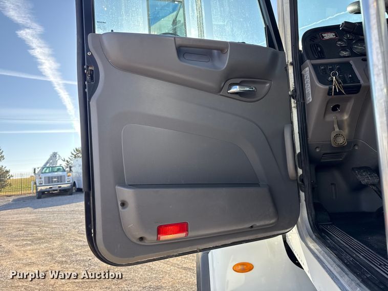 image for item EG1736 2013 Peterbilt 367 vacuum truck