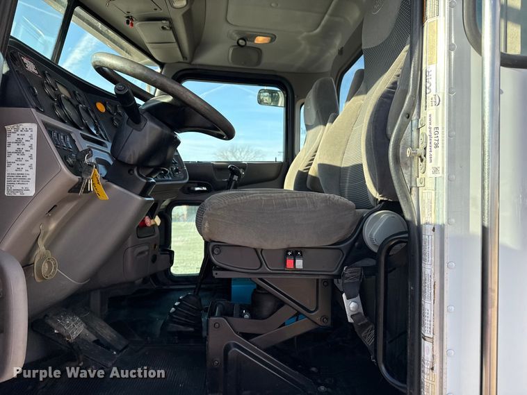 image for item EG1736 2013 Peterbilt 367 vacuum truck