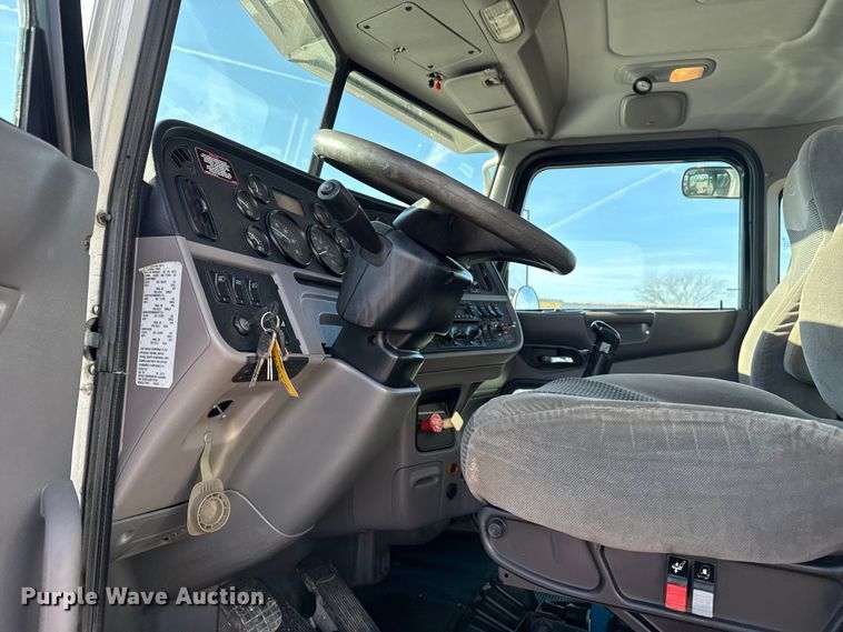 image for item EG1736 2013 Peterbilt 367 vacuum truck