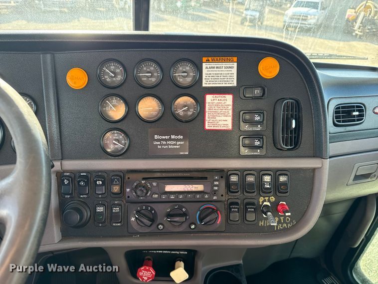 image for item EG1736 2013 Peterbilt 367 vacuum truck