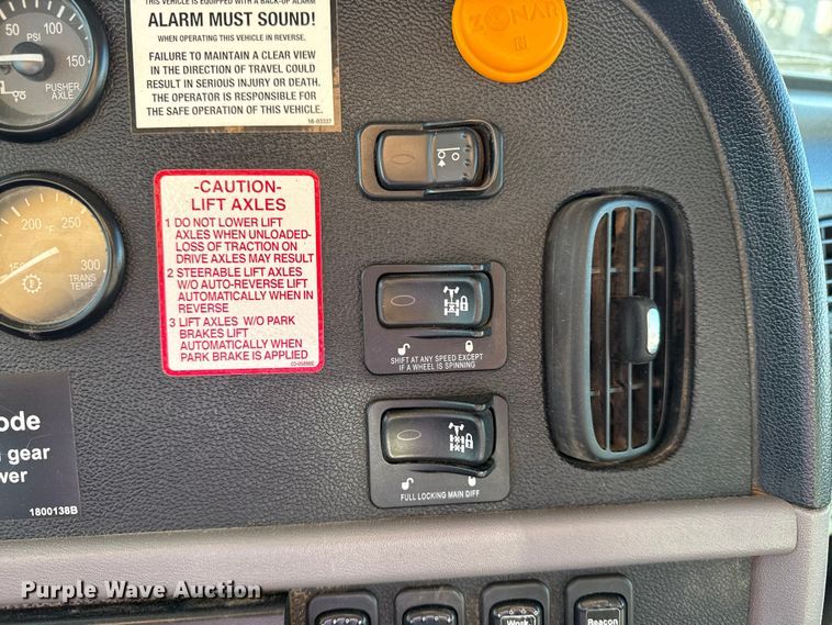 image for item EG1736 2013 Peterbilt 367 vacuum truck