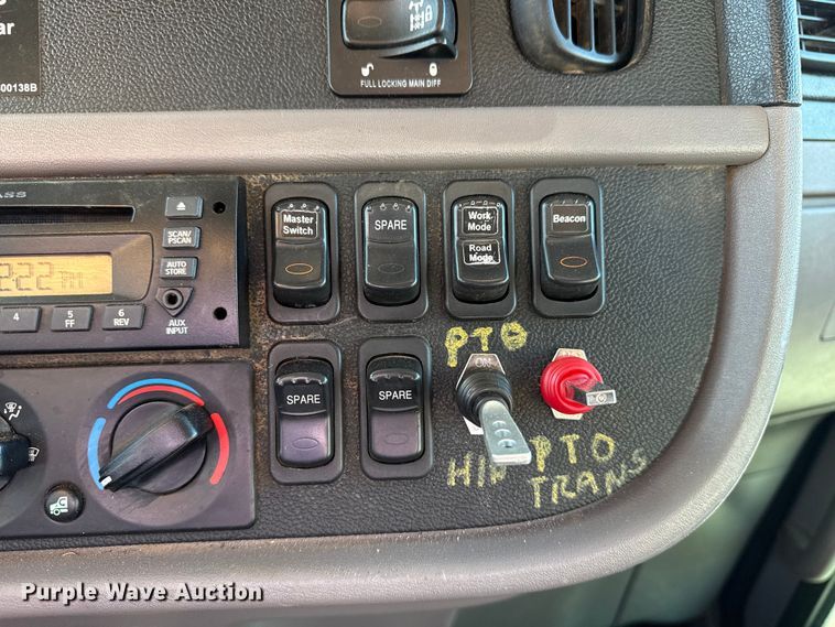 image for item EG1736 2013 Peterbilt 367 vacuum truck