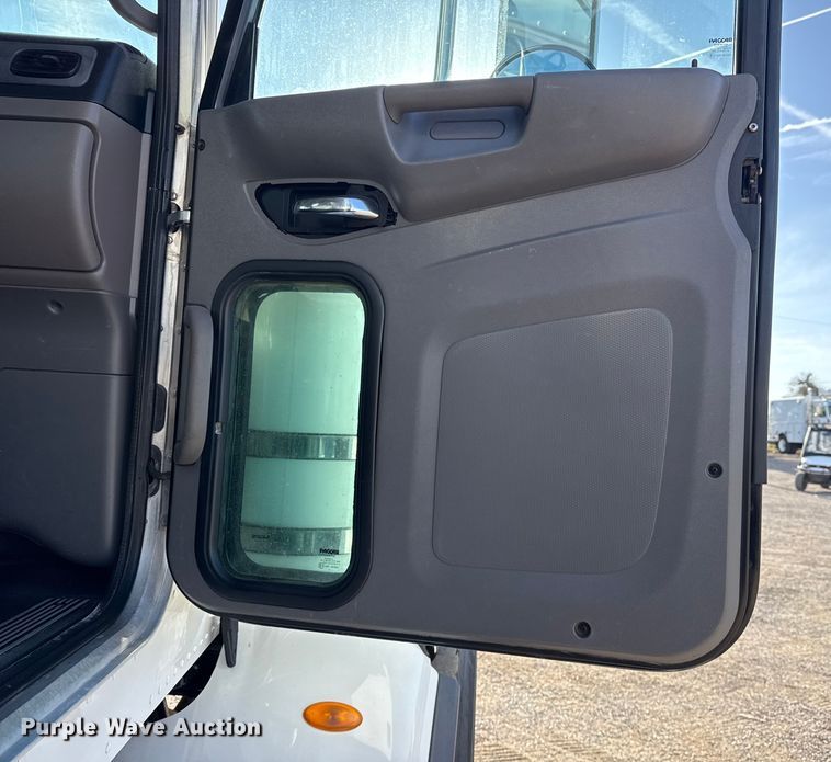 image for item EG1736 2013 Peterbilt 367 vacuum truck