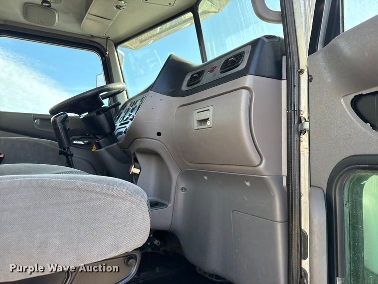 image for item EG1736 2013 Peterbilt 367 vacuum truck