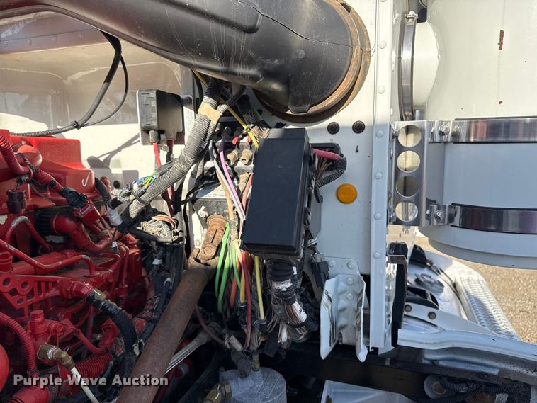 image for item EG1736 2013 Peterbilt 367 vacuum truck