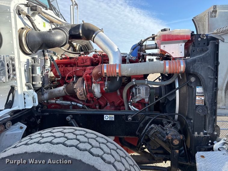 image for item EG1736 2013 Peterbilt 367 vacuum truck