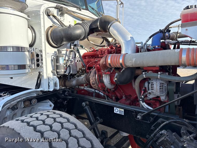 image for item EG1736 2013 Peterbilt 367 vacuum truck