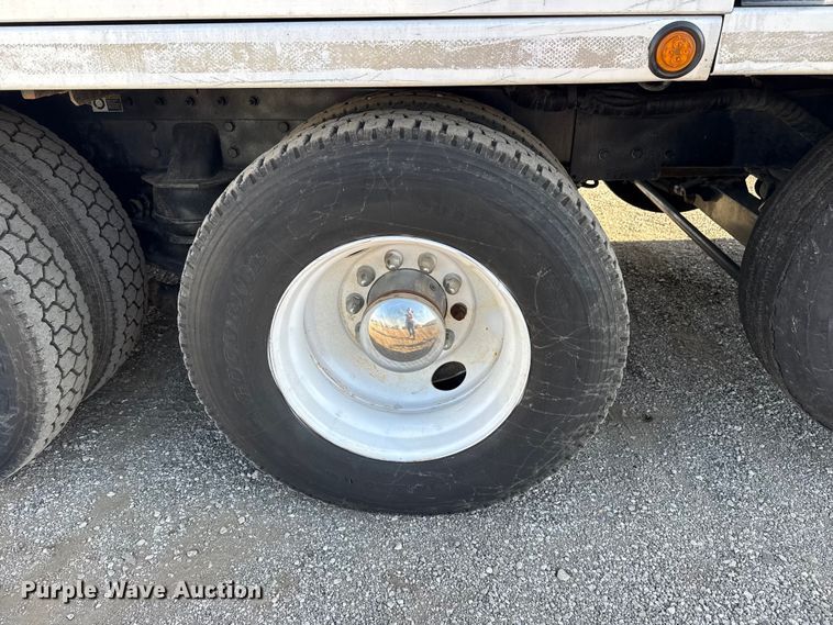 image for item EG1736 2013 Peterbilt 367 vacuum truck