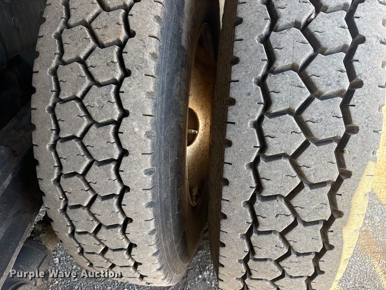 image for item EG1736 2013 Peterbilt 367 vacuum truck