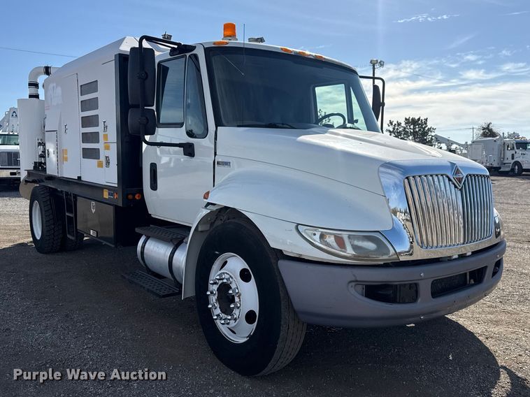 image for item EG1739 2013 International 4300 vacuum truck