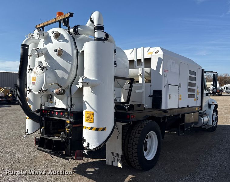 image for item EG1739 2013 International 4300 vacuum truck