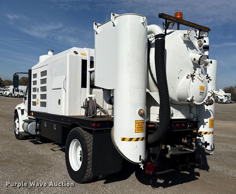 image for item EG1739 2013 International 4300 vacuum truck