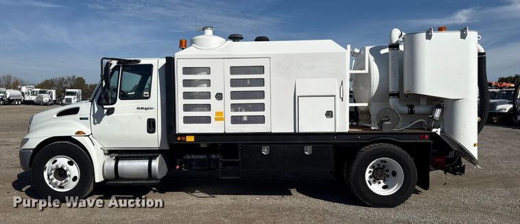 image for item EG1739 2013 International 4300 vacuum truck