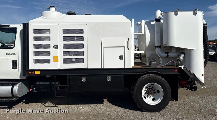 image for item EG1739 2013 International 4300 vacuum truck