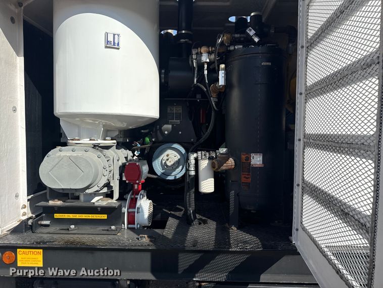 image for item EG1739 2013 International 4300 vacuum truck