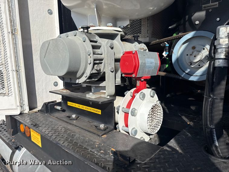 image for item EG1739 2013 International 4300 vacuum truck