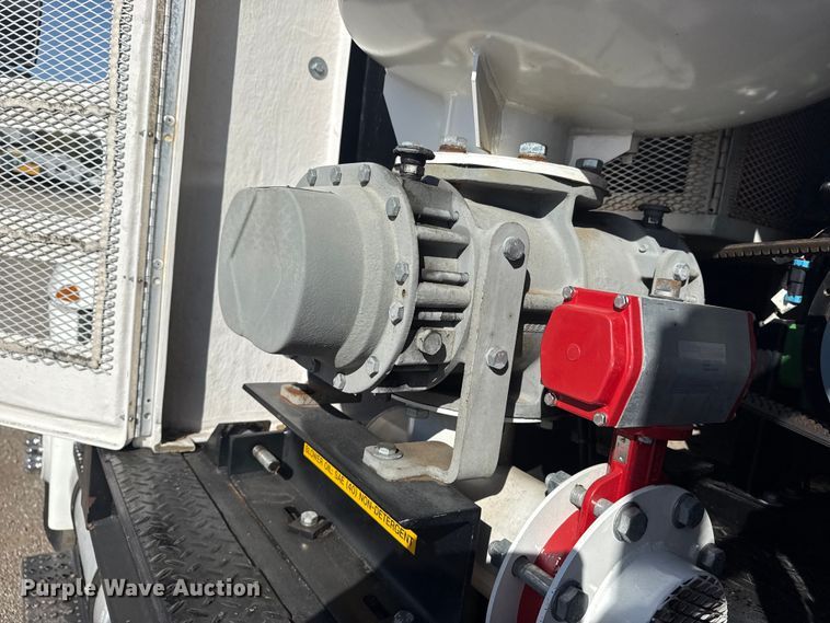 image for item EG1739 2013 International 4300 vacuum truck