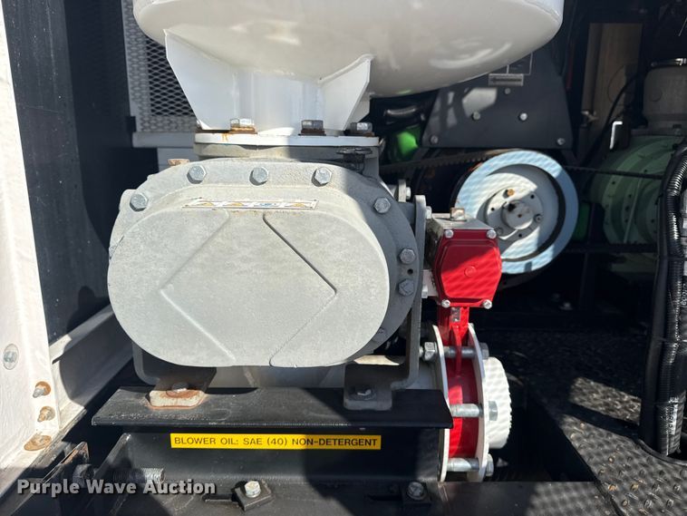 image for item EG1739 2013 International 4300 vacuum truck