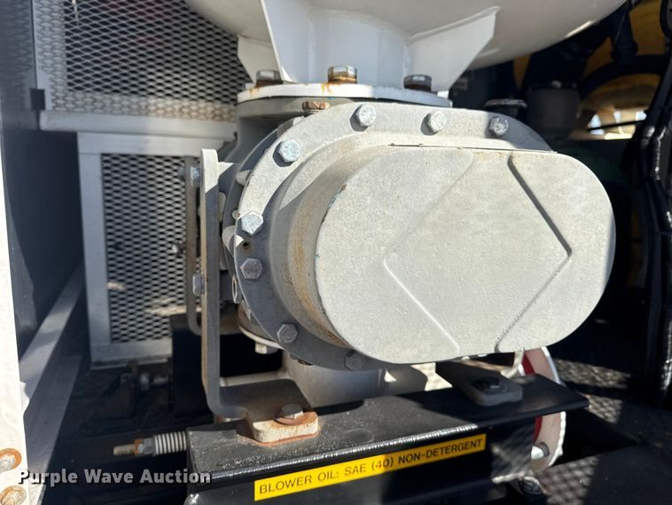 image for item EG1739 2013 International 4300 vacuum truck